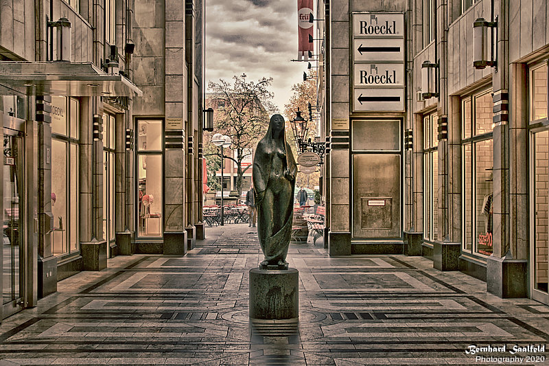 Bernhard Saalfeld - Gaea II halbverhuellt